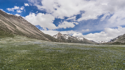 Panorama alpin au Kirghizistan avec baibol travel