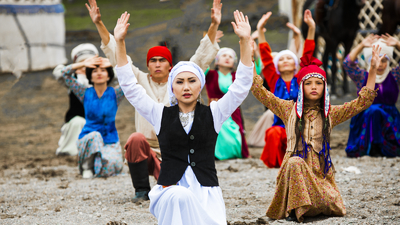 Danse traditionnelle kirghizes World Nomads games avec Baibol travel