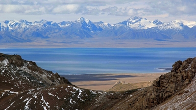 Lac de montagne au Kirghizistan