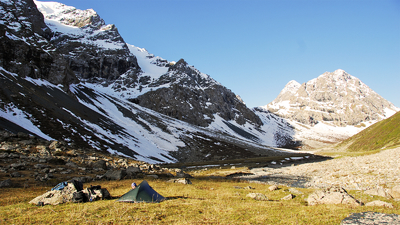 Nuit dans des tentes sous les montagnes enneigées au Kirghizistan