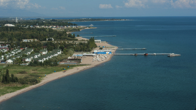 La côte d'Issyk-Kul est un endroit idéal pour se détendre