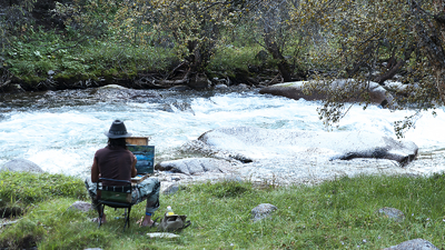 Peintre kirghize en harmonie avec la nature