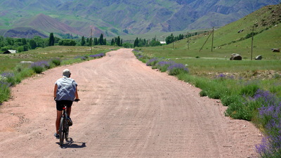 По сельским дорогам на горных велосипедах