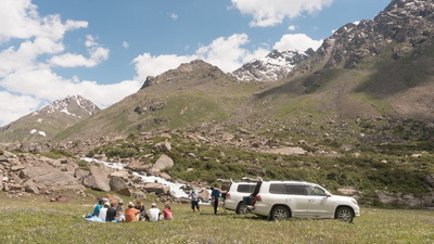 Déjeuner dans la nature avec nos touristes