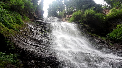 Cascades dans la vallée de Djeti-Oguz